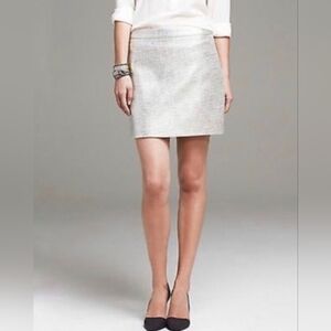 BANANA REPUBLIC SLIVER CREAM Shimmer Mini Skirt Size 12 Side Zipper